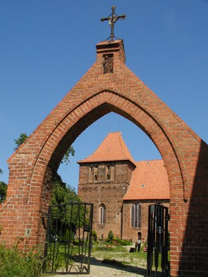 Hohenkirchener Kirche durch das Tor