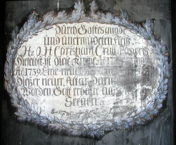 Text auf der Rueckseite des Altars