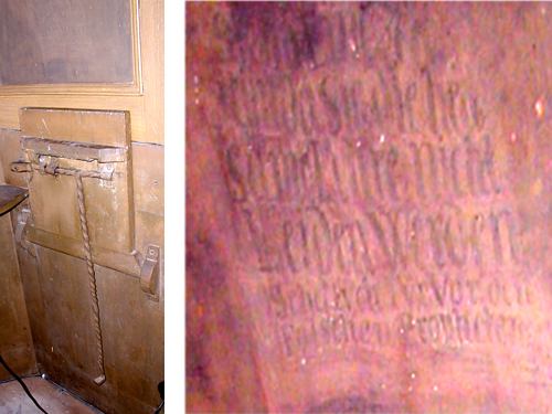 Blick in der Kanzel auf den Sitz und auf die Kanzel-rueckwand wo über
malter Text unter hohen Kontrast, siehe rechts, sichtbar wird