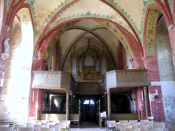 Rückblick durch das Kirchenschiff