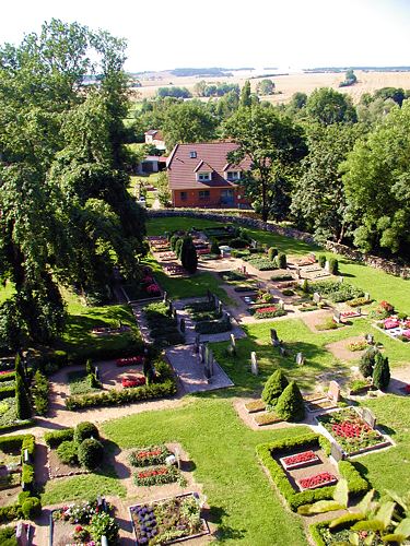 Blick vom Südfenster über den Friedhof zum Ort